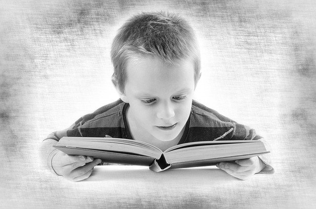 chlapec nad knihou.jpg