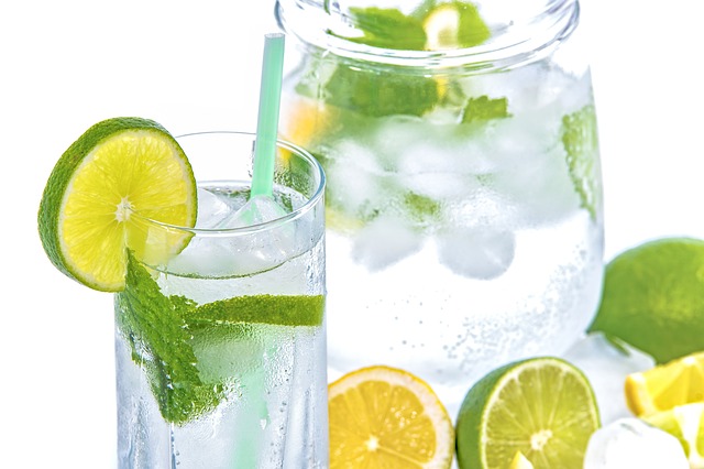 voda s ledem a citrusy